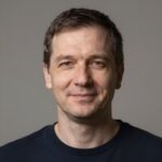Улыбающийся клиент Harapan 777 Slot, использующий данные RTP для анализа волатильности игровых слотов
